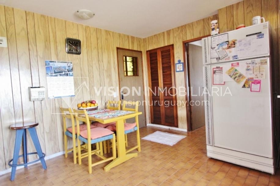 Apartamento en piso alto, 2 dorm. y servicio, muy amplios ambientes 118m2 con amenities y gran confort.-52