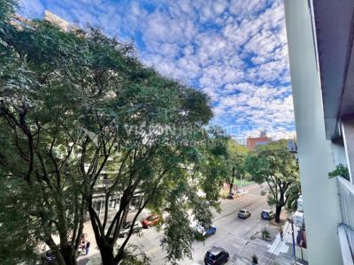 Apartamento en Venta en Pocitos / Punta Carretas.  Bajó de Precio!!  2 Dormitorios, uno en Suite con Vestidor.  2 Baños, Balcón, terminaciones Premium.  Se vende Amueblado. Tiene cómodo Garaje para 1 auto.  Piso 4 al frente.  Amenities: Barbacoa y Gy