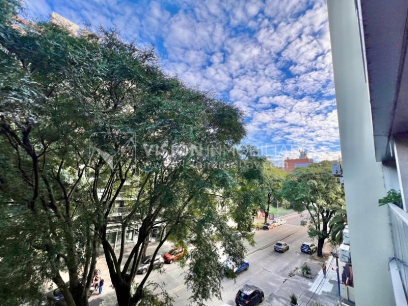 Apartamento en Venta en Pocitos / Punta Carretas.  Bajó de Precio!!  2 Dormitorios, uno en Suite con Vestidor.  2 Baños, Balcón, terminaciones Premium.  Se vende Amueblado. Tiene cómodo Garaje para 1 auto.  Piso 4 al frente.  Amenities: Barbacoa y Gy-12