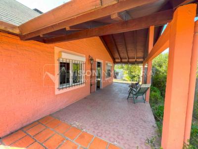 Venta de Casa en Santa Lucia del Este: 2 Dorm. y Baño, más Apto. 1 Dorm. y Baño. Estufa a Leña, Parrillero, Jardín, Fondo, Cochera Porsche, Cerco. 554 m2 de Terreno, 125 m2 construidos. a 150 mts de la Rambla. Se vende Totalmente Amueblada y Equipada