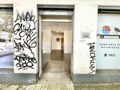 Oportunidad Alquiler de Local Comercial en la Esquina de Av Gral Rivera y Mario Cassinoni casi Bvar Artigas. $100.000 pesos mensuales, sin GC. Son 95 m2, Planta Baja.