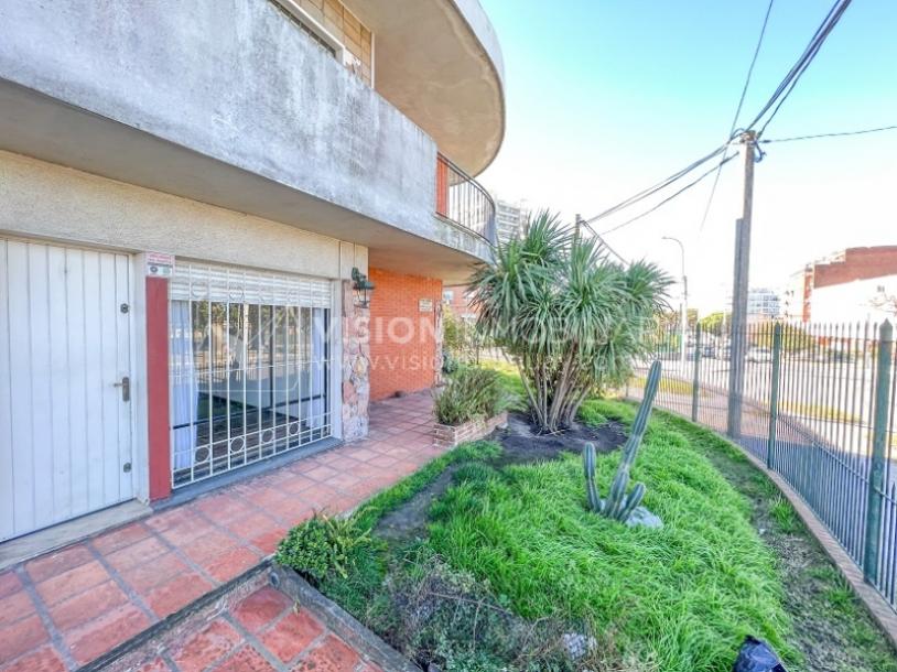 Casa en Venta de 3 Dormitorios, 2 Baños, Garaje, Jardín y Patio. 130 m2 construidos en Propiedad Horizontal -padrón de 290 m2-, en Malvín Sur a 50 mts. de Plaza Italia. U$ 220.000-31