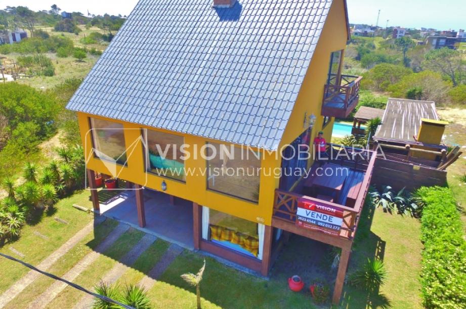 Espectacular Casa en Punta del Diablo a pasos del mar; piscina climatizada, barbacoa, chillout.-10