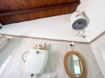 Venta de Casa en Santa Lucia del Este: 2 Dorm. y Baño, más Apto. 1 Dorm. y Baño. Estufa a Leña, Parrillero, Jardín, Fondo, Cochera Porsche, Cerco. 554 m2 de Terreno, 125 m2 construidos. a 150 mts de la Rambla. Se vende Totalmente Amueblada y Equipada