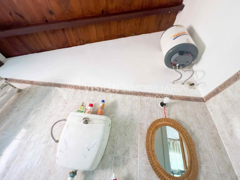 Venta de Casa en Santa Lucia del Este: 2 Dorm. y Baño, más Apto. 1 Dorm. y Baño. Estufa a Leña, Parrillero, Jardín, Fondo, Cochera Porsche, Cerco. 554 m2 de Terreno, 125 m2 construidos. a 150 mts de la Rambla. Se vende Totalmente Amueblada y Equipada-39