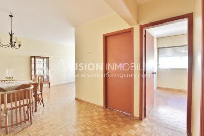 Excelente Apartamento en Pocitos, Pagola casi Rambla; 3 dormitorios y 2 baños, cocina definida. Con Garaje.