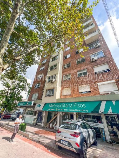 Apartamento con Renta en Venta al frente 2 Dormitorios 2 Baños, La Blanqueada, Av. 8 de Octubre, en Piso 3. Semiequipado. Amenities: 3 Parrilleros, gran Patio Juegos para Niños. Portería y Vigilancia-90