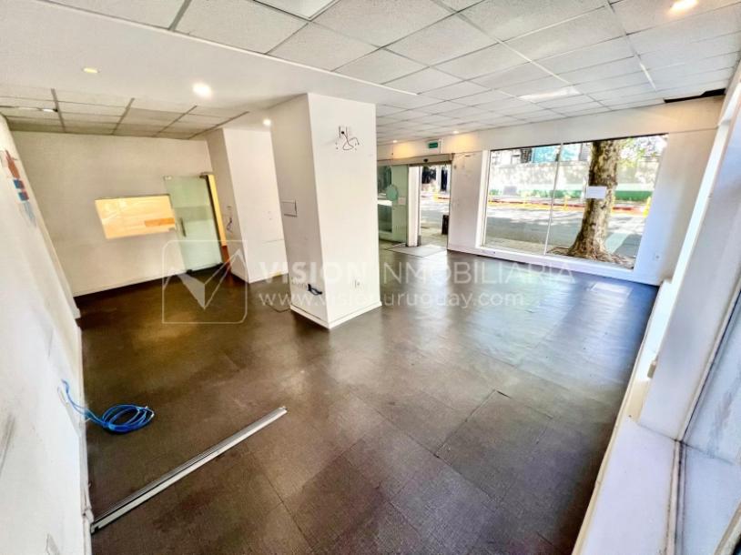 Oportunidad Alquiler de Local Comercial en la Esquina de Av Gral Rivera y Mario Cassinoni casi Bvar Artigas. $100.000 pesos mensuales, sin GC. Son 95 m2, Planta Baja.-14