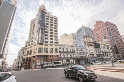 Alquiler de Oficina doble 5to Piso al Frente, 60m2 dos entradas dos baños, Pza Independencia esq Juncal Centro Ciudad Vieja