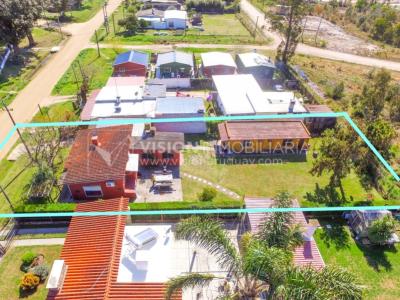 Venta conjunta de Dos Casas independientes en un gran terreno de 622 m2, una de 2 Dormitorios y 1 Baño, la otra de 1 Dormitorio y 1 Baño, Parrillero, Garaje. Barrio Español del balneario Atlántida, 8 cuadras al Norte de la Interbalnearia por Ruta 11.