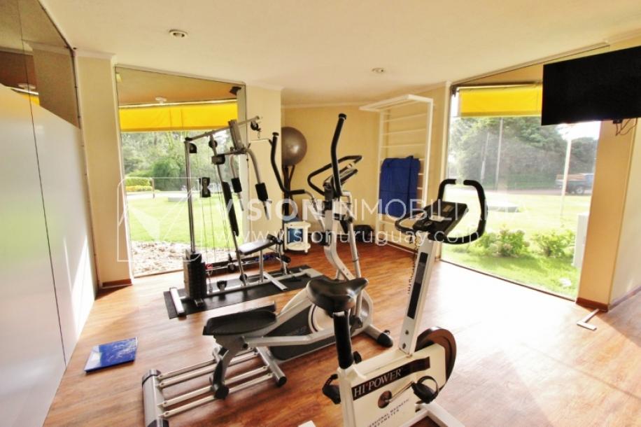 Apartamento en piso alto, 2 dorm. y servicio, muy amplios ambientes 118m2 con amenities y gran confort.-65