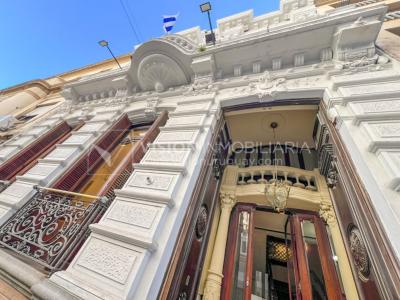 Oportunidad de Inversión: Venta de Mansión de 1905 de prestancia Señorial. Son 676 m2 en 2 plantas. Inmaculada, gran nivel. Amueblada. Ciudad Vieja. Terreno de 393 m2. Fachada de 10,5 mts. por calle Misiones. Protección Patrimonial grado 3 - U$ 507.1