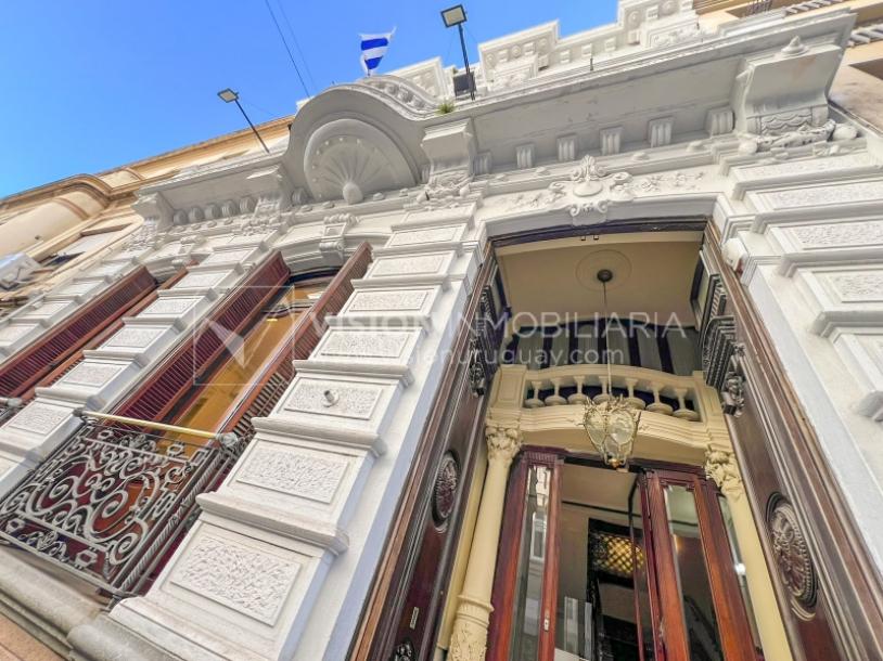 Oportunidad de Inversión: Venta de Mansión de 1905 de prestancia Señorial. Son 676 m2 en 2 plantas. Inmaculada, gran nivel. Amueblada. Ciudad Vieja. Terreno de 393 m2. Fachada de 10,5 mts. por calle Misiones. Protección Patrimonial grado 3 - U$ 507.1-7