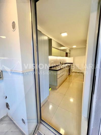 Apartamento en Venta en Pocitos / Punta Carretas.  Bajó de Precio!!  2 Dormitorios, uno en Suite con Vestidor.  2 Baños, Balcón, terminaciones Premium.  Se vende Amueblado. Tiene cómodo Garaje para 1 auto.  Piso 4 al frente.  Amenities: Barbacoa y Gy