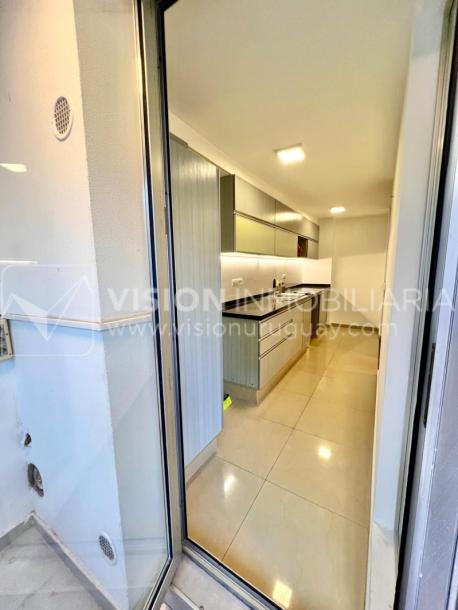 Apartamento en Venta en Pocitos / Punta Carretas.  Bajó de Precio!!  2 Dormitorios, uno en Suite con Vestidor.  2 Baños, Balcón, terminaciones Premium.  Se vende Amueblado. Tiene cómodo Garaje para 1 auto.  Piso 4 al frente.  Amenities: Barbacoa y Gy-14