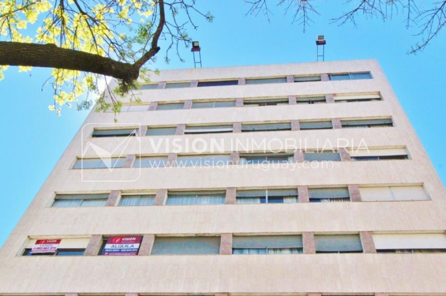 Excelente Apartamento en Pocitos, Pagola casi Rambla; 3 dormitorios y 2 baños, cocina definida. Con Garaje.-1