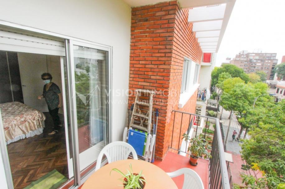 Apartamento en Pocitos, 2 dormitorios y 1 baño, Al Frente, 400 mts de Rambla, con Estufa a Leña y con Balcón - U$ 175.000-25