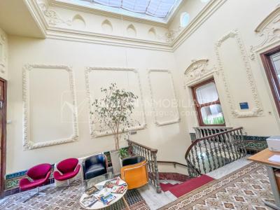 Oportunidad de Inversión: Venta de Mansión de 1905 de prestancia Señorial. Son 676 m2 en 2 plantas. Inmaculada, gran nivel. Amueblada. Ciudad Vieja. Terreno de 393 m2. Fachada de 10,5 mts. por calle Misiones. Protección Patrimonial grado 3 - U$ 507.1