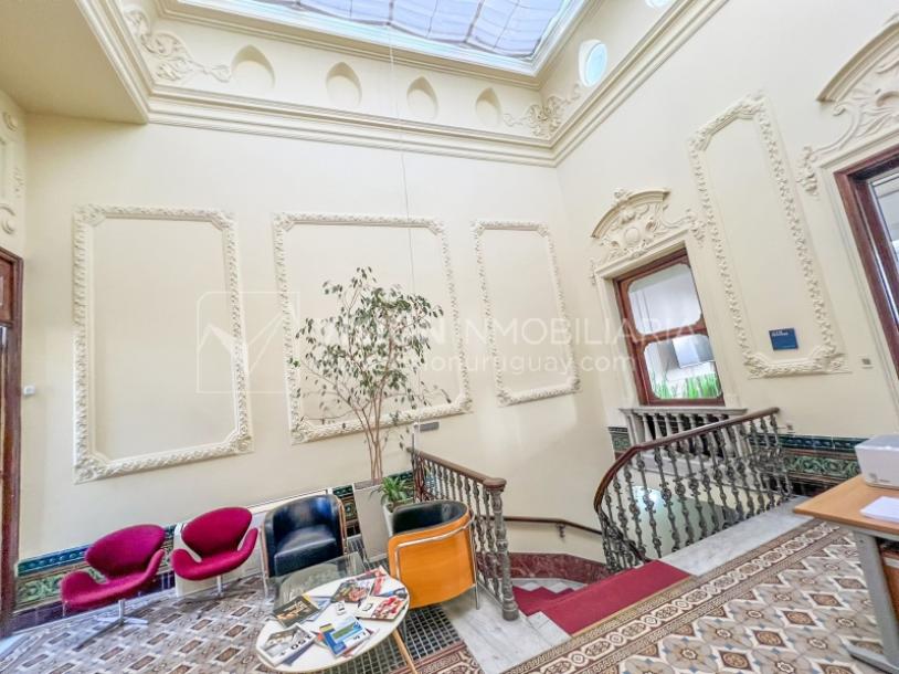 Oportunidad de Inversión: Venta de Mansión de 1905 de prestancia Señorial. Son 676 m2 en 2 plantas. Inmaculada, gran nivel. Amueblada. Ciudad Vieja. Terreno de 393 m2. Fachada de 10,5 mts. por calle Misiones. Protección Patrimonial grado 3 - U$ 507.1-41