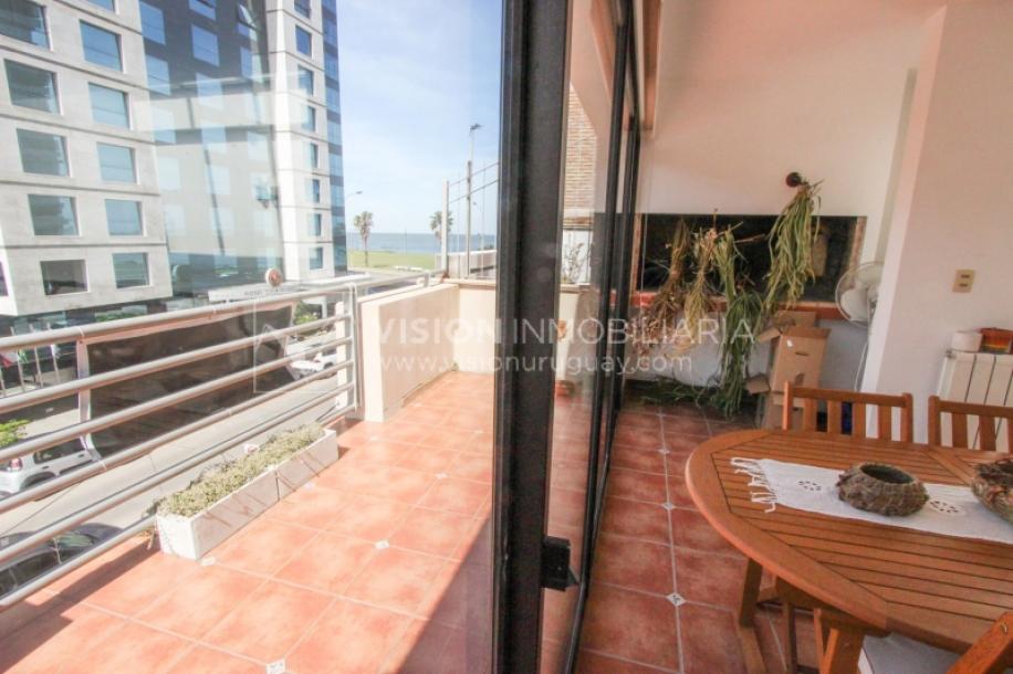 Casa inmaculada, reciclaje gran nivel, diseño y confort, Padrón Único, Punta Carretas; 3 dorm y 3 baños, barbacoa cerrada y terraza al frente, patio interior, 202 m2 construidos. A 20 mts. de Rambla, vista lateral al mar.-80