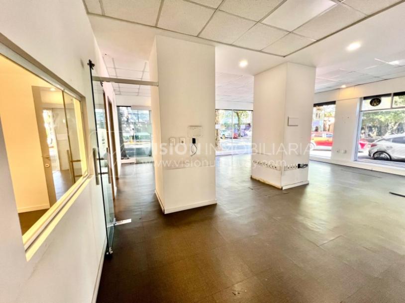 Oportunidad Alquiler de Local Comercial en la Esquina de Av Gral Rivera y Mario Cassinoni casi Bvar Artigas. $100.000 pesos mensuales, sin GC. Son 95 m2, Planta Baja.-13