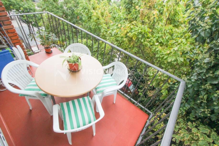 Apartamento en Pocitos, 2 dormitorios y 1 baño, Al Frente, 400 mts de Rambla, con Estufa a Leña y con Balcón - U$ 175.000-24