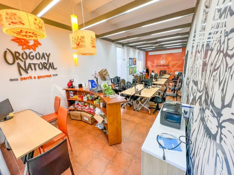 Oportunidad de Inversión: Venta de Mansión de 1905 de prestancia Señorial. Son 676 m2 en 2 plantas. Inmaculada, gran nivel. Amueblada. Ciudad Vieja. Terreno de 393 m2. Fachada de 10,5 mts. por calle Misiones. Protección Patrimonial grado 3 - U$ 507.1-83