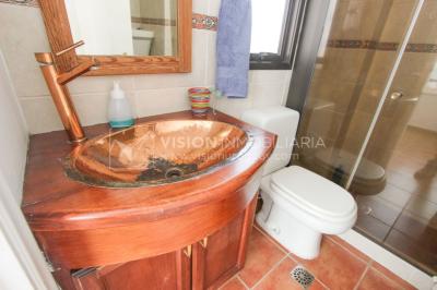 Casa inmaculada, reciclaje gran nivel, diseño y confort, Padrón Único, Punta Carretas; 3 dorm y 3 baños, barbacoa cerrada y terraza al frente, patio interior, 202 m2 construidos. A 20 mts. de Rambla, vista lateral al mar.