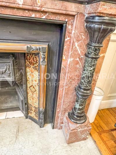 Oportunidad de Inversión: Venta de Mansión de 1905 de prestancia Señorial. Son 676 m2 en 2 plantas. Inmaculada, gran nivel. Amueblada. Ciudad Vieja. Terreno de 393 m2. Fachada de 10,5 mts. por calle Misiones. Protección Patrimonial grado 3 - U$ 507.1