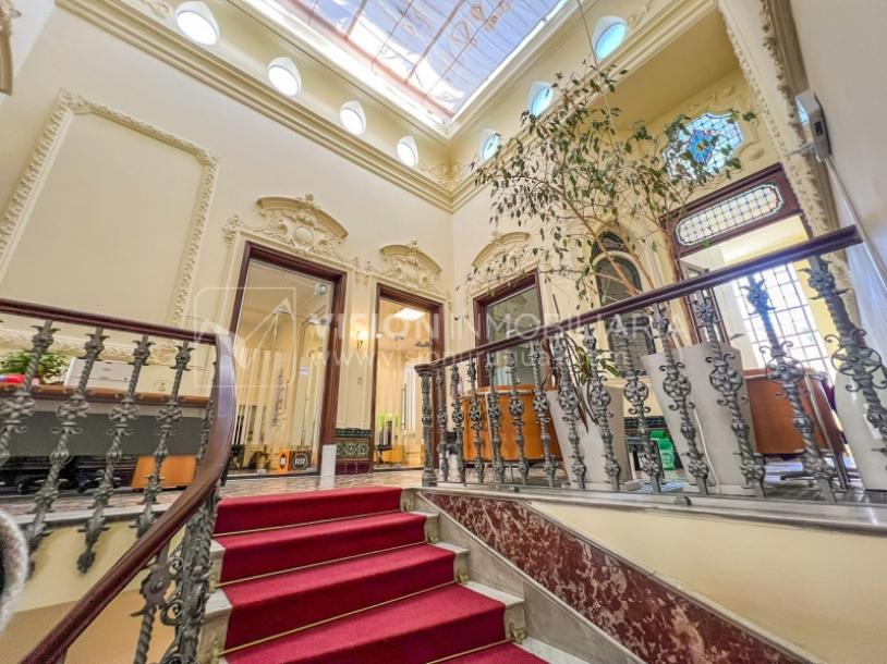 Oportunidad de Inversión: Venta de Mansión de 1905 de prestancia Señorial. Son 676 m2 en 2 plantas. Inmaculada, gran nivel. Amueblada. Ciudad Vieja. Terreno de 393 m2. Fachada de 10,5 mts. por calle Misiones. Protección Patrimonial grado 3 - U$ 507.1-37