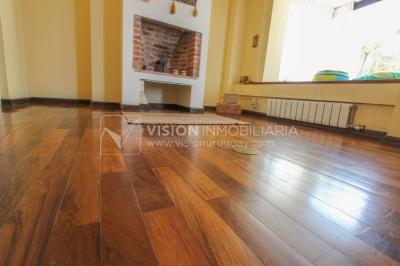 Casa inmaculada, reciclaje gran nivel, diseño y confort, Padrón Único, Punta Carretas; 3 dorm y 3 baños, barbacoa cerrada y terraza al frente, patio interior, 202 m2 construidos. A 20 mts. de Rambla, vista lateral al mar.