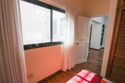 Casa inmaculada, reciclaje gran nivel, diseño y confort, Padrón Único, Punta Carretas; 3 dorm y 3 baños, barbacoa cerrada y terraza al frente, patio interior, 202 m2 construidos. A 20 mts. de Rambla, vista lateral al mar.