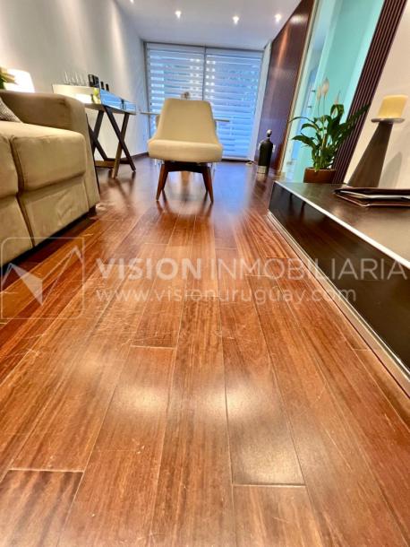 Apartamento en Venta en Pocitos / Punta Carretas.  Bajó de Precio!!  2 Dormitorios, uno en Suite con Vestidor.  2 Baños, Balcón, terminaciones Premium.  Se vende Amueblado. Tiene cómodo Garaje para 1 auto.  Piso 4 al frente.  Amenities: Barbacoa y Gy-23