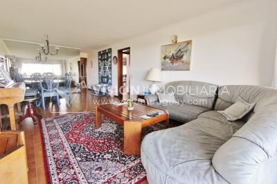Apartamento en piso alto, 2 dorm. y servicio, muy amplios ambientes 118m2 con amenities y gran confort.