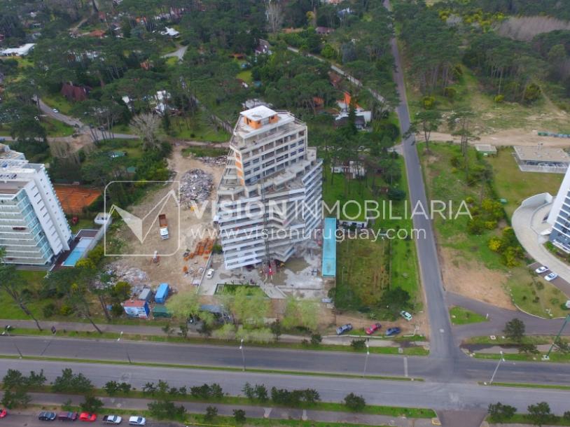 Exclusivo apartamento de 2 dormitorios en Av. Roosevelt Punta del Este-8