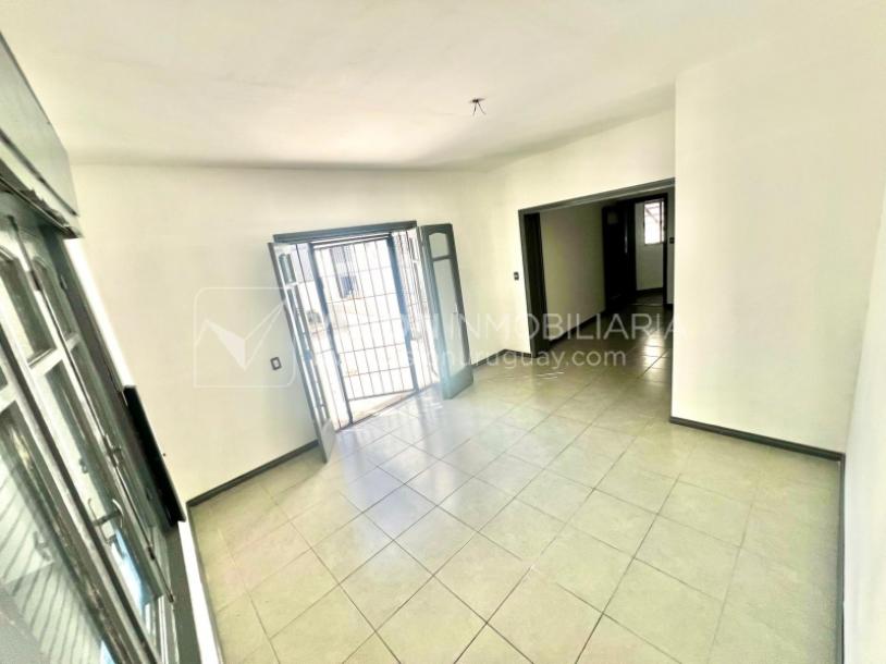 Apartamento Duplex en Venta ideal Renta. Al frente, 4 Dormitorios y 2 Baños, La Unión sobre Av. 8 de Octubre, Piso 1 por escalera, reciclado, impecable para entrar ya. 204 m2 totales 111 m2 interiores + 93 m2 Terrazas. Parrillero.-9