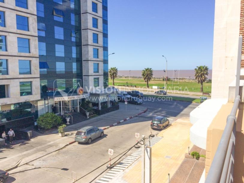 Casa inmaculada, reciclaje gran nivel, diseño y confort, Padrón Único, Punta Carretas; 3 dorm y 3 baños, barbacoa cerrada y terraza al frente, patio interior, 202 m2 construidos. A 20 mts. de Rambla, vista lateral al mar.-84