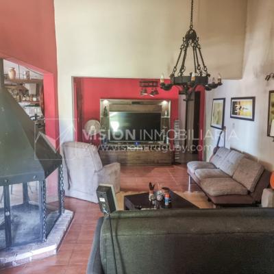 Venta de Casa / Chacra en Lagos del Norte, Rivera. 1.769 m2 de Terreno y 137 m2 Construidos. Piscina. Casa en una planta, Construcción Tradicional con Tejas. 4 dormitorios y 2 baños completos. Gran estufa a Leña. U$ 115.000 dólares