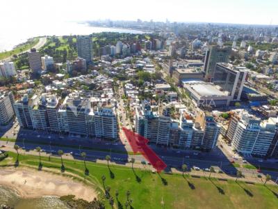 Casa inmaculada, reciclaje gran nivel, diseño y confort, Padrón Único, Punta Carretas; 3 dorm y 3 baños, barbacoa cerrada y terraza al frente, patio interior, 202 m2 construidos. A 20 mts. de Rambla, vista lateral al mar.