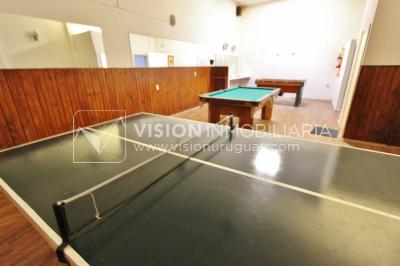 Apartamento en piso alto, 2 dorm. y servicio, muy amplios ambientes 118m2 con amenities y gran confort.