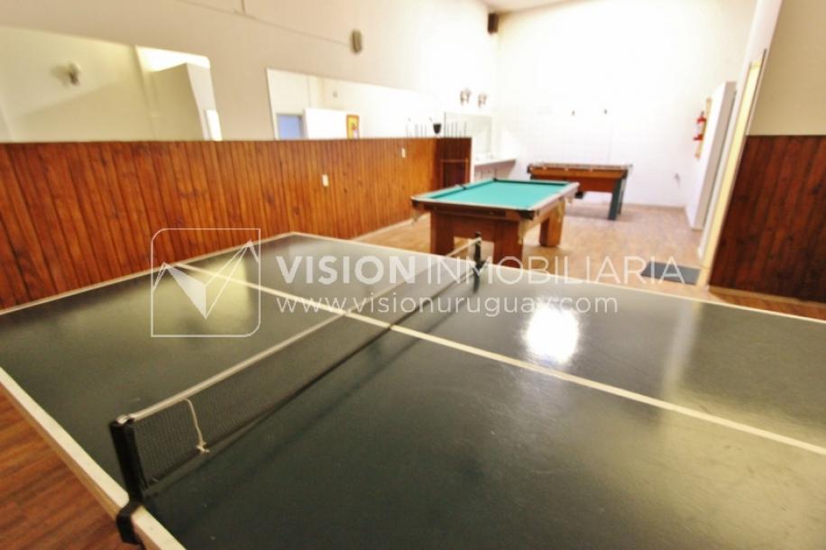 Apartamento en piso alto, 2 dorm. y servicio, muy amplios ambientes 118m2 con amenities y gran confort.-71