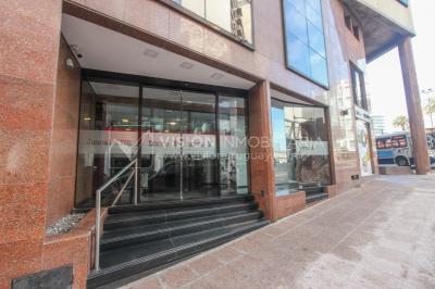 Alquiler de Oficina doble 5to Piso al Frente, 60m2 dos entradas dos baños, Pza Independencia esq Juncal Centro Ciudad Vieja