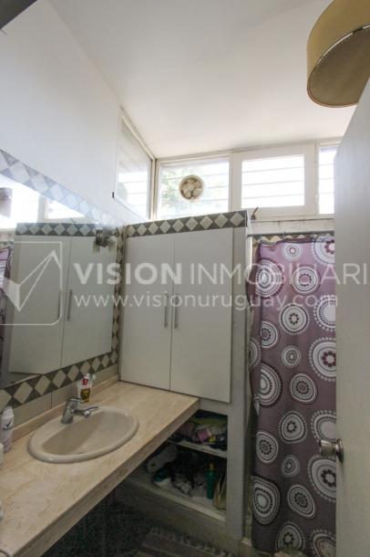 Casa de diseño, Padrón Único, Pocitos; 2 dorm en Suite, enorme salón doble altura, terreno 219 m2 con buen fondo y parrillero, 203 m2 construidos, Garaje.-38