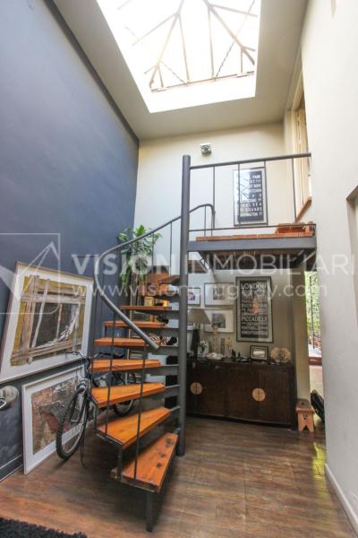 Casa de diseño, Padrón Único, Pocitos; 2 dorm en Suite, enorme salón doble altura, terreno 219 m2 con buen fondo y parrillero, 203 m2 construidos, Garaje.