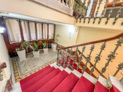 Oportunidad de Inversión: Venta de Mansión de 1905 de prestancia Señorial. Son 676 m2 en 2 plantas. Inmaculada, gran nivel. Amueblada. Ciudad Vieja. Terreno de 393 m2. Fachada de 10,5 mts. por calle Misiones. Protección Patrimonial grado 3 - U$ 507.1