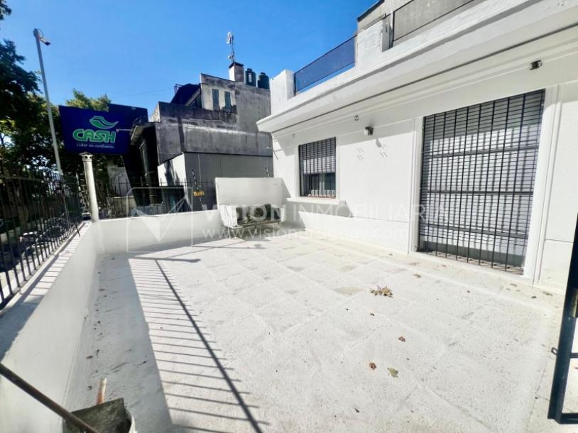 Apartamento Duplex en Venta ideal Renta. Al frente, 4 Dormitorios y 2 Baños, La Unión sobre Av. 8 de Octubre, Piso 1 por escalera, reciclado, impecable para entrar ya. 204 m2 totales 111 m2 interiores + 93 m2 Terrazas. Parrillero.-13