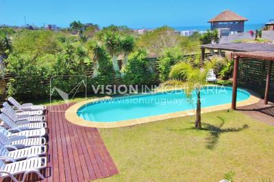 Espectacular Casa en Punta del Diablo a pasos del mar; piscina climatizada, barbacoa, chillout.