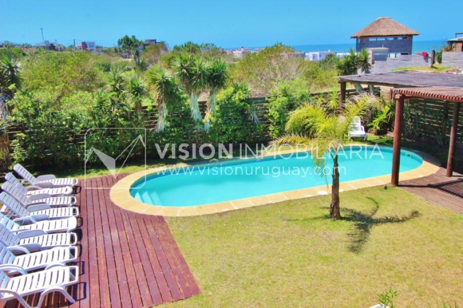 Espectacular Casa en Punta del Diablo a pasos del mar; piscina climatizada, barbacoa, chillout.-47