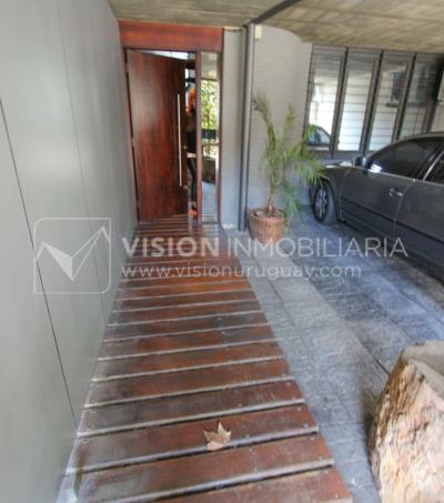 Casa de diseño, Padrón Único, Pocitos; 2 dorm en Suite, enorme salón doble altura, terreno 219 m2 con buen fondo y parrillero, 203 m2 construidos, Garaje.