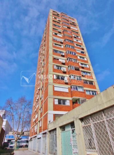 Apartamento con Renta al frente sobre Av. 8 de Octubre casi Propios, en 5to Piso, 3 dormitorios y 1 baño, impecable